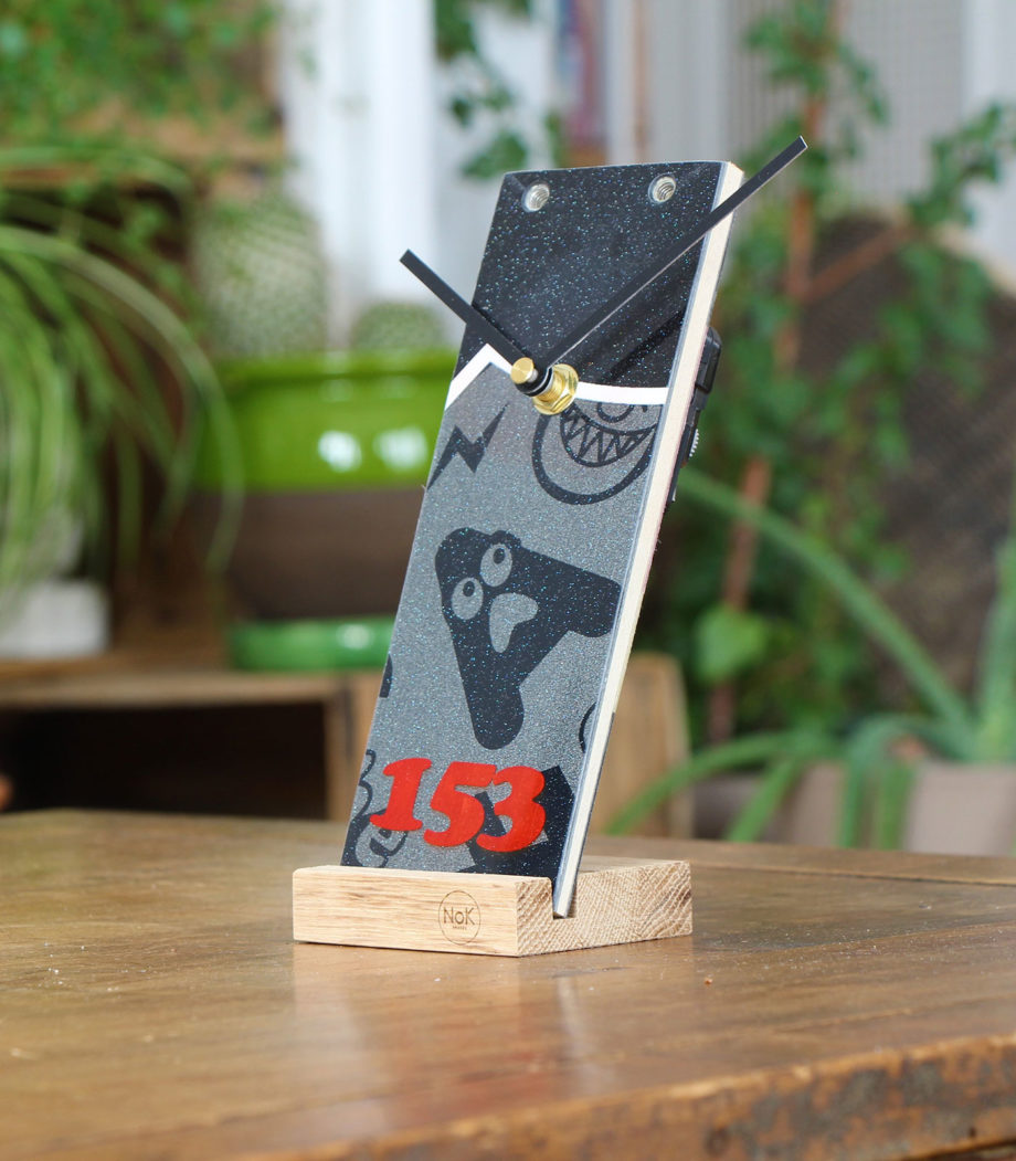 horloge éco-responsable nok boards fabriquée en France à partir de snowboard recyclé
